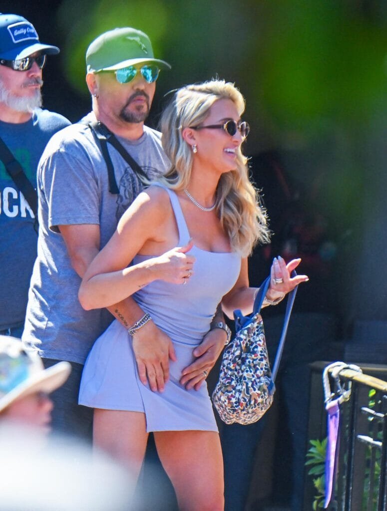 Jason Aldean and his wife Brittany Kerr VQ6ycS